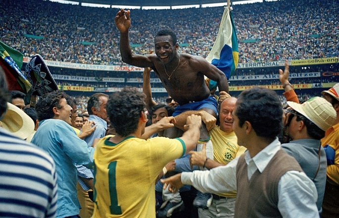 Pele và tuyển Brazil ăn mừng chiến thắng tại World Cup 1970. Ảnh: GettyImages