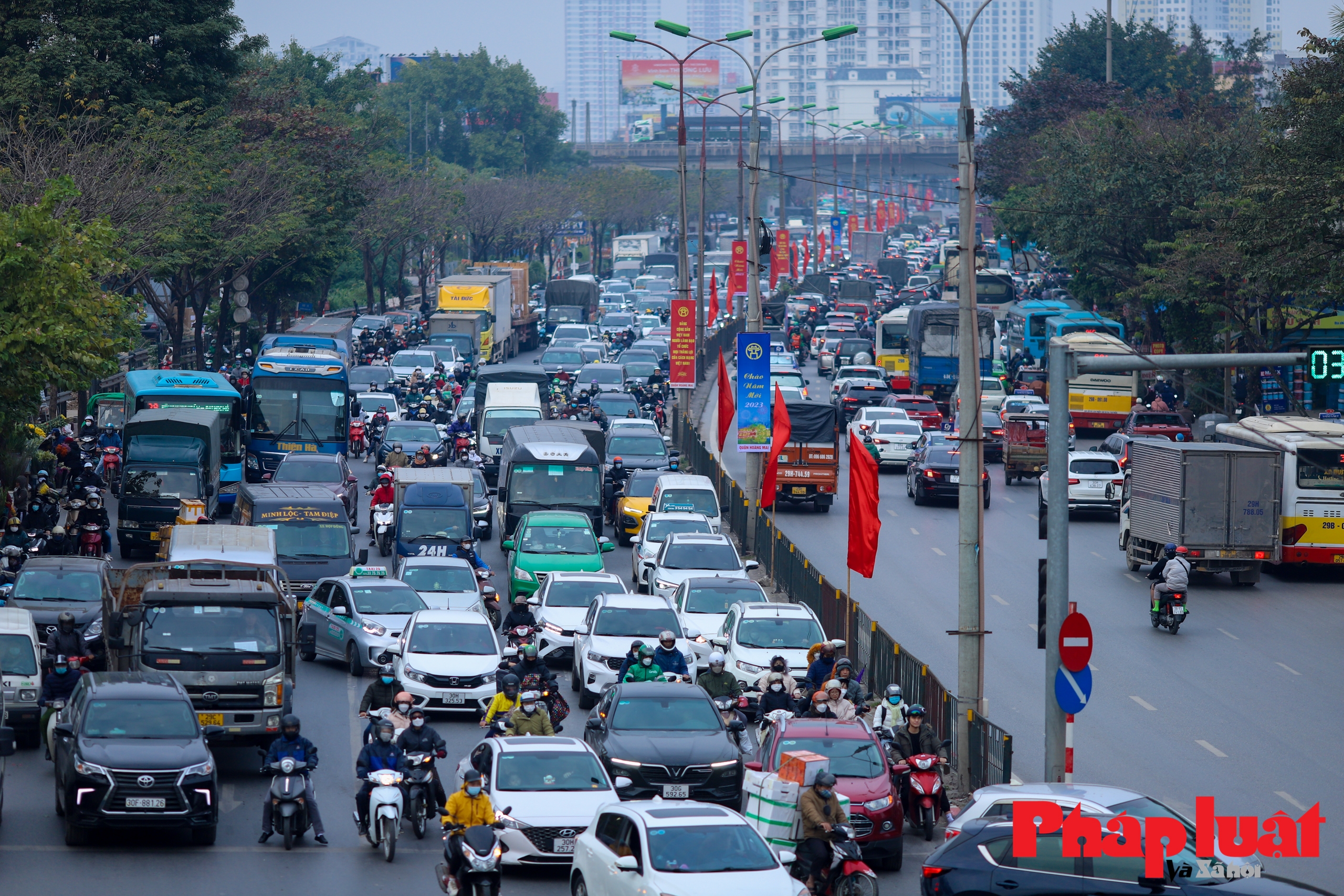 Ngày làm việc cuối năm 2022, cửa ngõ Hà Nội tắc nghẽn, xe dù bắt khách trên cao tốc