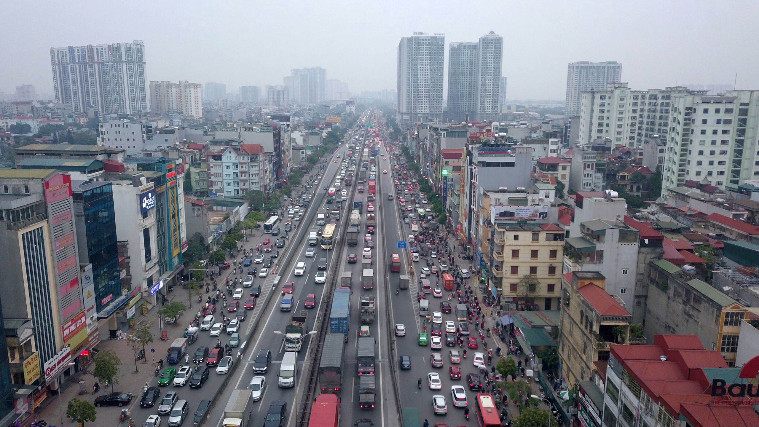 Ngày làm việc cuối năm 2022, cửa ngõ Hà Nội tắc nghẽn, xe dù bắt khách trên cao tốc