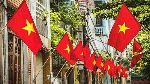 Treo cờ Tổ quốc: Việt Nam là đất nước của những cờ đỏ sao vàng truyền thống. Những hình ảnh về việc treo cờ Tổ quốc sẽ khiến bạn cảm nhận được sự tự hào và phấn khích của người dân Việt Nam.