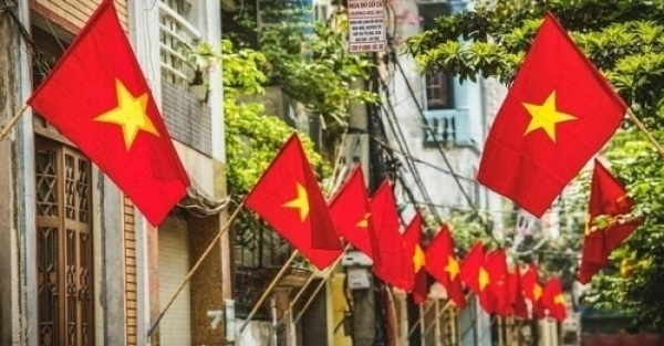 Treo cờ: Để chào đón một thời đại mới ở Việt Nam, quốc gia chúng ta sẽ treo cờ trên các bưu điện, tòa nhà và phố phường khắp đất nước. Cờ đỏ sao vàng, tràn đầy tự hào, sẽ làm say mê trái tim của người dân Việt Nam và thu hút sự chú ý của khách du lịch. Hãy nhìn lên và cảm nhận sự kiêu hãnh và tình yêu quê hương của chúng ta khi thấy bóng rất quen thuộc của cờ đỏ sao vàng trên khắp quốc gia.