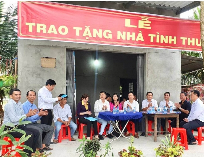 Quang cảnh buổi lễ trao tặng nhà