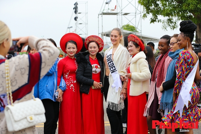 Các người đẹp tham dự Vòng chung kết cuộc thi Hoa hậu Du lịch Thế giới 2022 đến tham quan và check-in tại Lễ hội hoa Mê Linh Ảnh: Khánh Huy