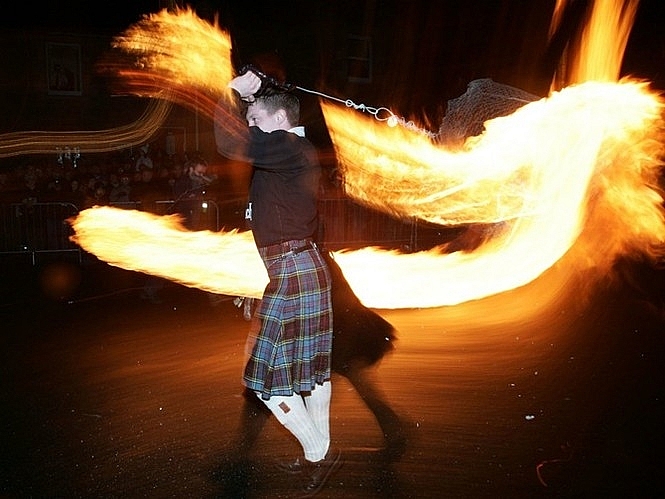 Scotland sử dụng những quả cầu lửa lớn trong lễ hội Hogmanay vào đêm Giao thừa để xua đuổi ma quỷ