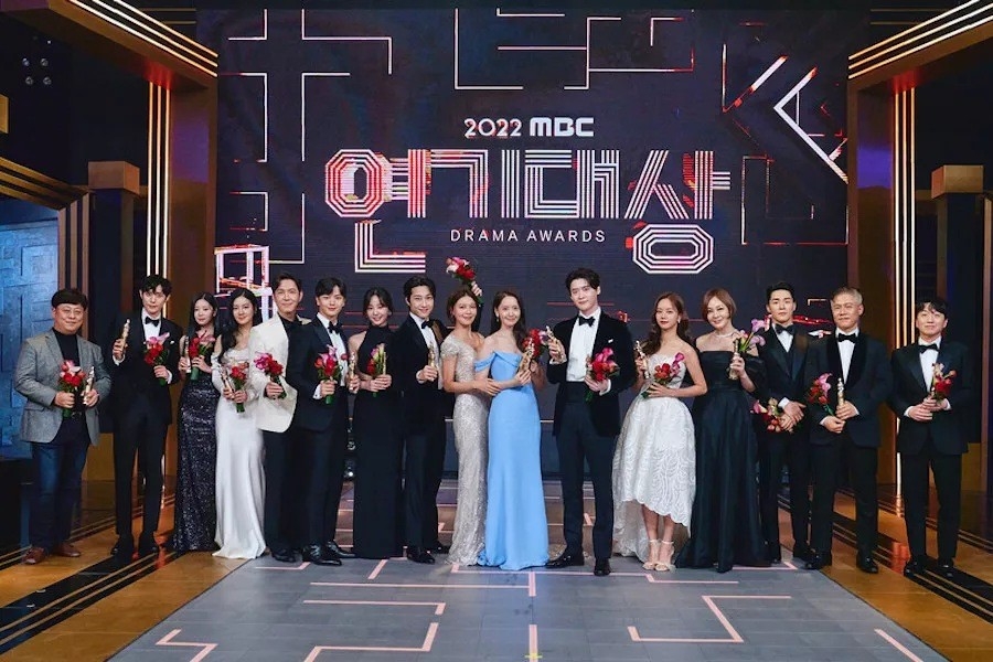 YoonA và Lee Jong Suk giành giải cặp đôi đẹp nhất MBC Drama Awards 2022