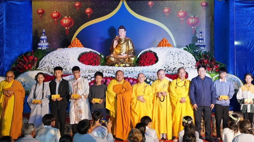 Chùa An Sơn tổ chức Hoa đăng kính mừng Đức Phật thành đạo