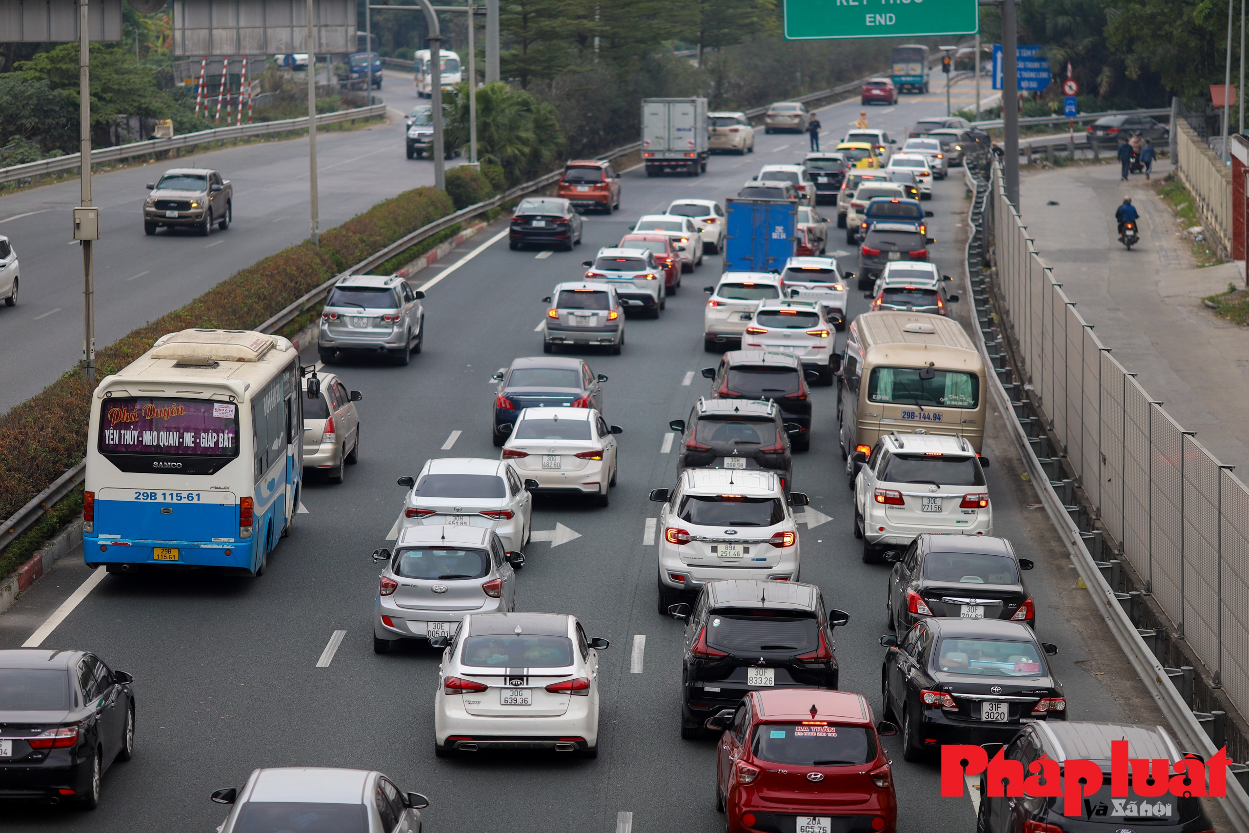 Hà Nội: Ùn tắc kéo dài, xe trả khách ngay trên cao tốc ngày cuối nghỉ Tết Dương lịch 2023