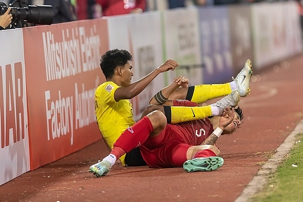 Tiền vệ Malaysia chơi xấu với Văn Hậu trả giá đắt
