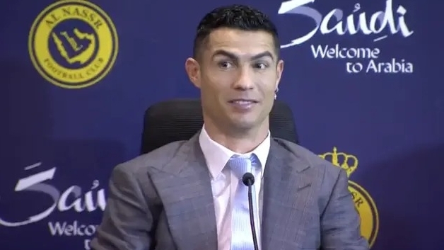 Ronaldo mắc sai lầm lớn tại buổi họp báo đầu tiên với Al Nassr