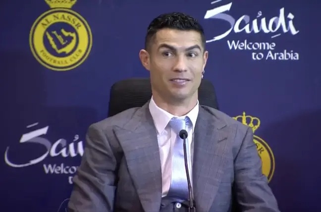 Ronaldo mắc sai lầm lớn tại buổi họp báo đầu tiên với Al Nassr