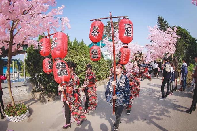 Lễ hội Sakura và rạp chiếu phim bay lần đầu tiên ra mắt tại Hà Nội