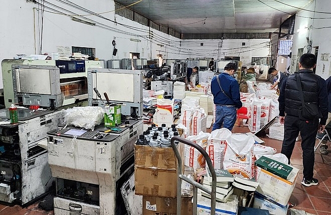 Phát hiện nhóm đối tượng sản xuất khoảng 100 tấn sách giả ở ngoại thành Hà Nội