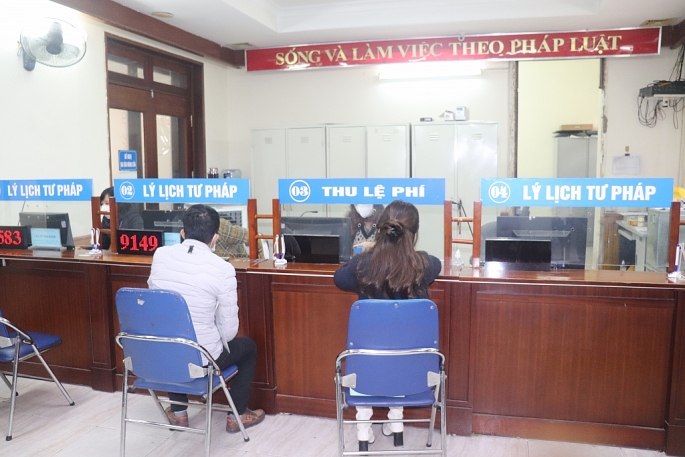 Người dân thực hiện TTHC tại Bộ phận Một cửa của Sở Tư pháp TP Hà Nội