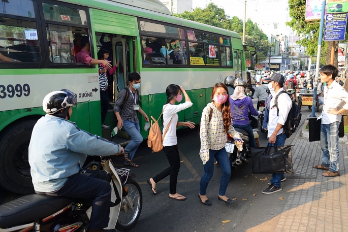  trong vai khách đi xe buýt, Chu Xuân Khánh đã liên tục gây ra nhiều vụ trộm điện thoại đắt tiền.