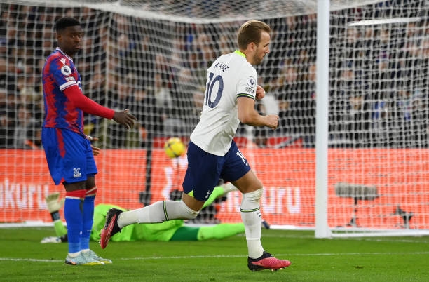Kane bùng nổ, Tottenham thoát khỏi khủng hoảng