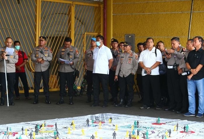 Lãnh đạo cảnh sát trung tâm Jakarta triển khai công tác an ninh với đại diện các đơn vị để đảm bảo an toàn cho trận đấu giữa Indonesia và Việt Nam. Ảnh: Quang Thịnh