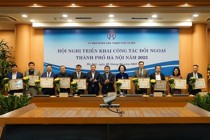 Trao bằng khen của Chủ tịch UBND TP Hà Nội cho các cá nhân và đơn vị có thành tích xuất sắc trong công tác đối ngoại