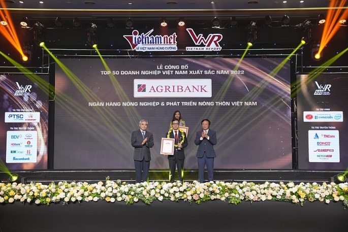 Đại diện Agribank nhận VNR500 2022