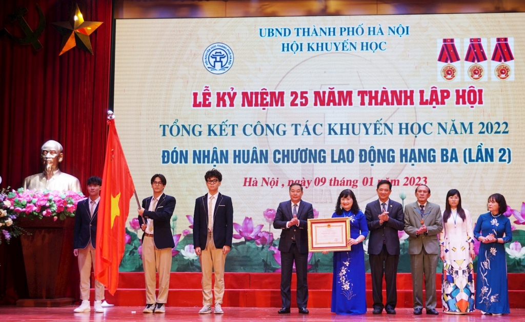 Hội Khuyến học Hà Nội được tặng thưởng Huân chương Lao động hạng Ba