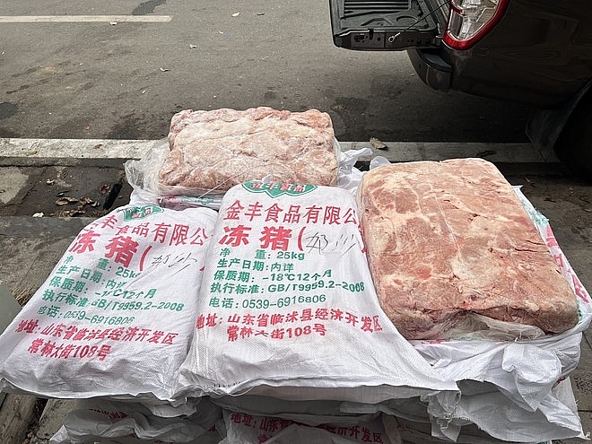 Gần 1 tấn nầm bốc mùi hôi thối được đựng trong các bao tải in chữ Trung Quốc
