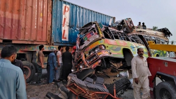 Xe khách tông xe tải trên cao tốc, 7 người tử vong