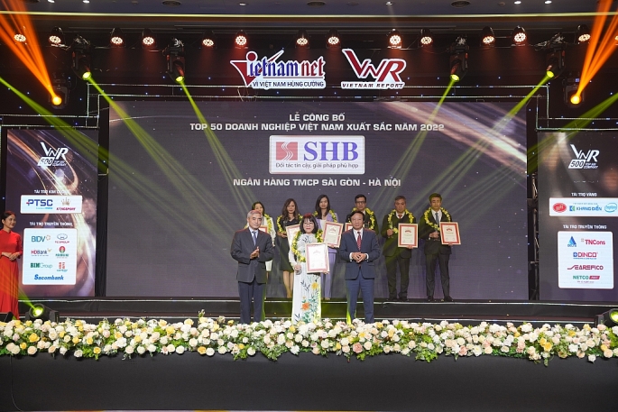Phó Tổng Giám đốc Hoàng Thị Mai Thảo đại diện SHB nhận giải thưởng “Top 50 Doanh nghiệp xuất sắc nhất Việt Nam 2022”