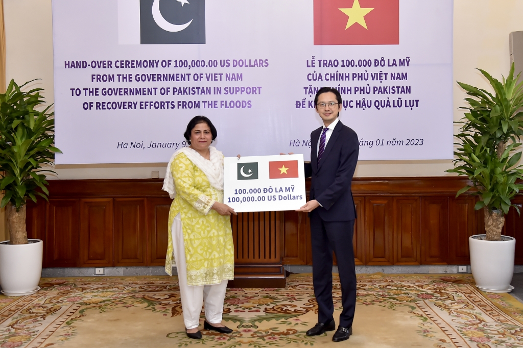 Trao tượng trưng 100.000 USD cho Chính phủ và Nhân dân Pakistan để khắc phục lũ lụt