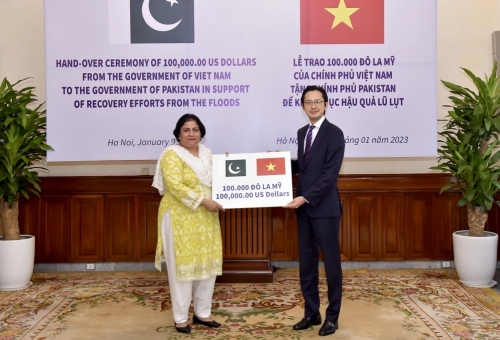 Trao tượng trưng 100.000 USD cho Chính phủ và Nhân dân Pakistan để khắc phục lũ lụt