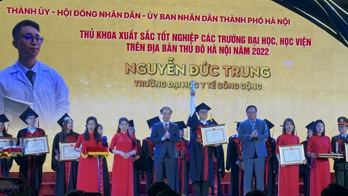 Thủ khoa Nguyễn Đức Trung được TP Hà Nội vinh danh. Ảnh: NVCC