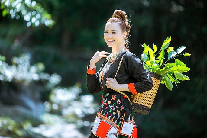 Ngày Tết, người Dao ở Ba Vì sẽ mặc những trang phục truyền thống của mình để đón khách