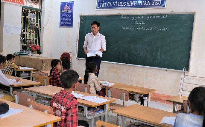 Thầy giáo Tòng Văn Xuân trên lớp