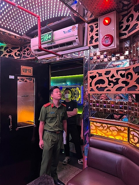 Lực lượng chức năng đang kiểm tra PCCC tại một quán karaoke