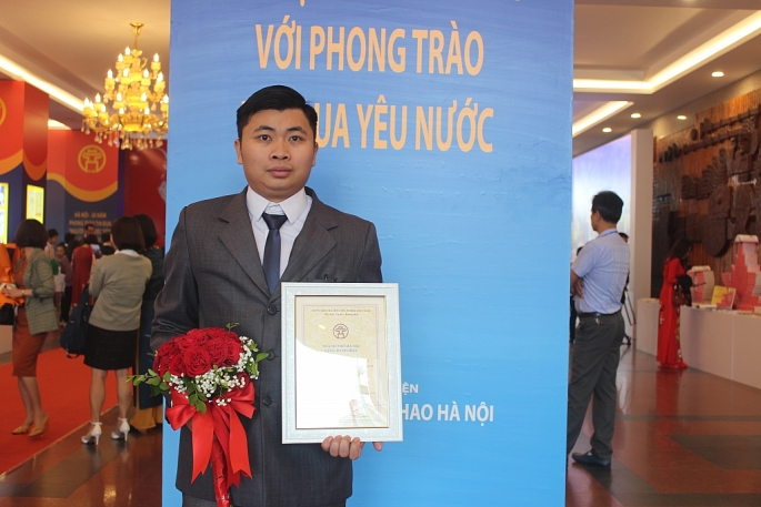 -	Anh Nguyễn Ngọc Hoài nhận danh hiệu “Công dân Thủ đô ưu tú” năm 2022. Ảnh Mộc Miên 
