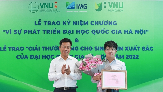 Lãnh đạo ĐH Quốc gia Hà Nội trao học bổng khoa học cơ bản cho sinh viên có thành tích xuất sắc Ngô Quý Đăng