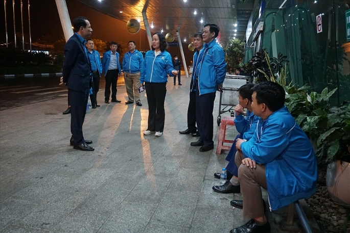 Lãnh đạo LĐLĐ tỉnh Thanh Hóa có mặt tại Sân bay Thọ Xuân chuẩn bị đón 225 công nhân.
