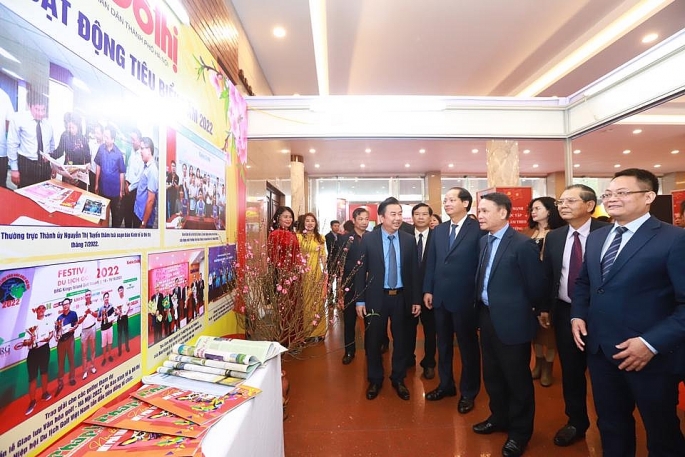 Lãnh đạo Hội Nhà báo Việt Nam và các đại biểu TP Hà Nội tham quan gian trưng bày của Báo Kinh tế & Đô thị tại Hội Báo Xuân Quý Mão - Hà Nội 2023. 