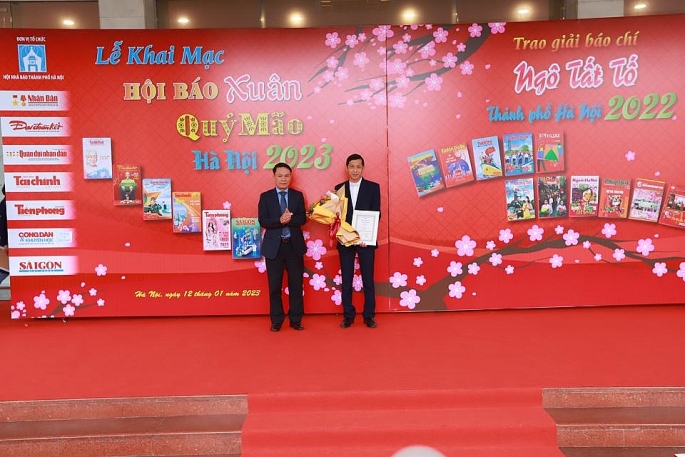 Ban Tổ chức trao Giải Đặc biệt giải báo chí Ngô Tất Tố - Thành phố Hà Nội năm 2022 cho tác giả Quốc Ân, Đài Phát thanh - Truyền hình Hà Nội. 