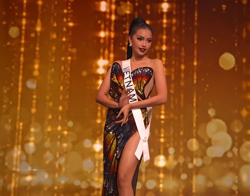 Ngọc Châu gây bão mạng với phong cách catwalk hoa sen tại Hoa hậu Hoàn vũ thế giới