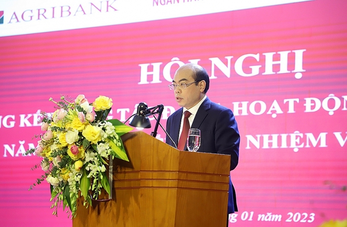 Đồng chí Trần Văn Thịnh - Phó Bí thư thường trực Đảng ủy báo cáo tổng kết năm 2022, phương hướng nhiệm vụ trọng tâm năm 2023 của Đảng bộ Agribank