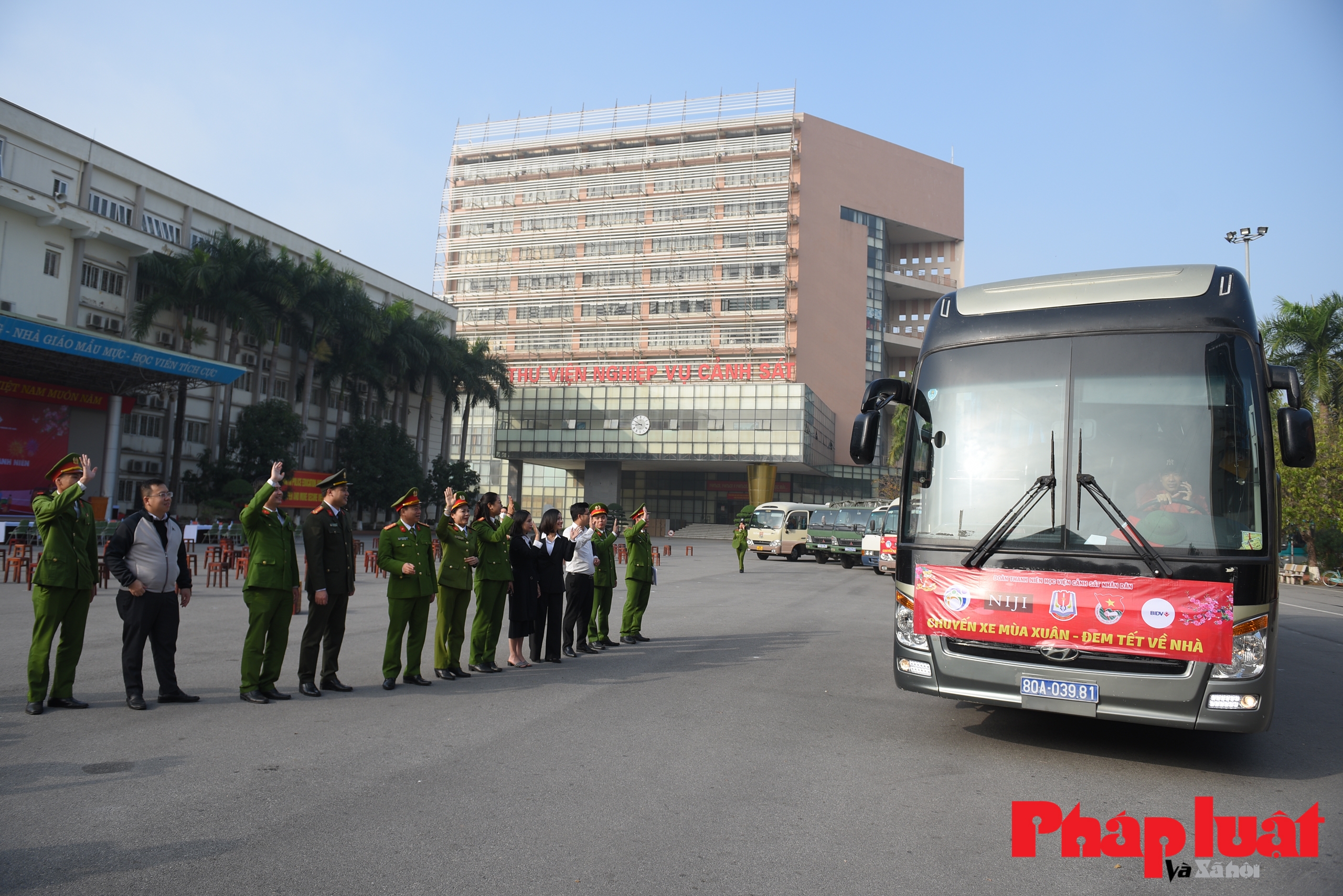 Chuyến xe mùa xuân đưa hàng trăm học viên học viện CSND về quê đón Tết