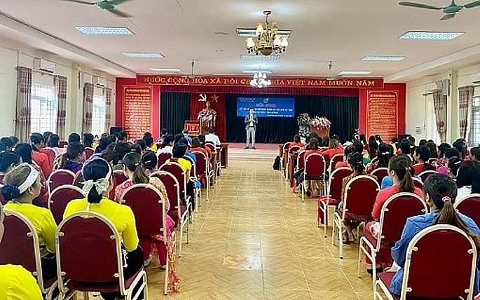 Hội nghị tuyên truyền, PBGDPL về bình đẳng giới và vì sự tiến bộ của phụ nữ tại xã Yên Trung, huyện Thạch Thất.(Ảnh: Văn Biên)