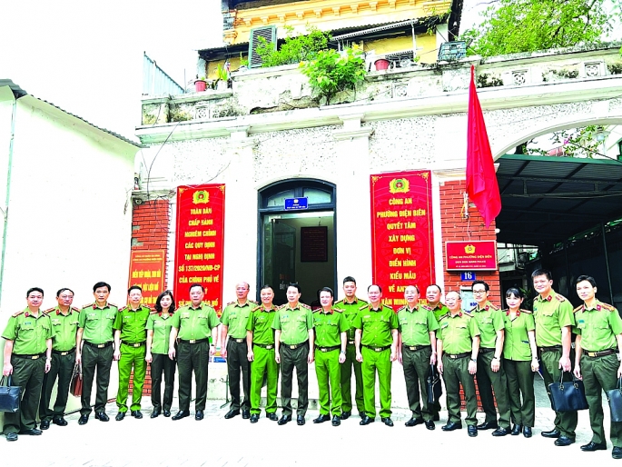 Lãnh đạo Bộ Công an, CA TP Hà Nội làm việc với CA phường Điện Biên.