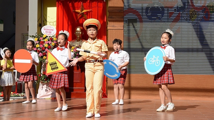 Học sinh Trường Tiểu học cơ sở Tây Sơn (quận Hai Bà Trưng) biểu diễn tiểu phẩm, lan tỏa thông điệp chung tay chấp hành pháp luật.