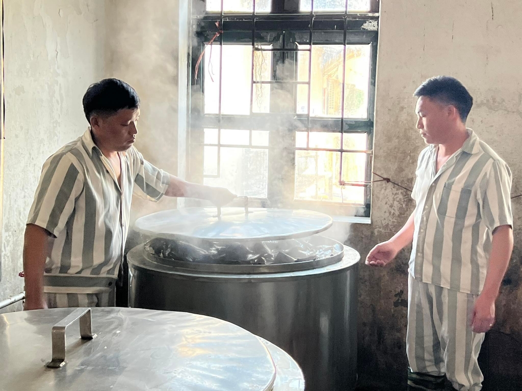 Nổi lửa, nấu bánh chưng ở trại giam Yên Hạ