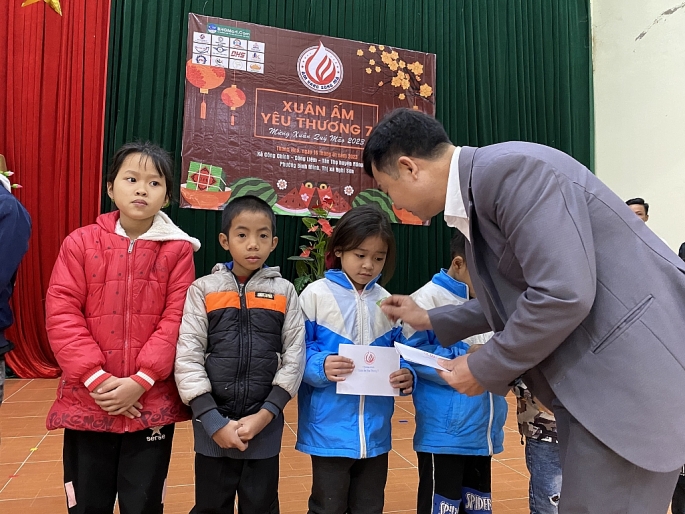Chương trình trao tặng những suất quà tết cho các hộ nghèo có hoàn cảnh khó khăn tại xã Tế Lợi (Nông Cống).