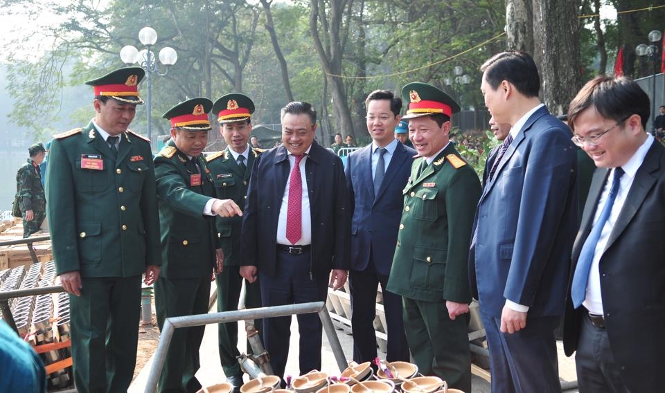 Chủ tịch UBND TP Trần Sỹ Thanh kiểm tra trận địa pháo hoa khu vực hồ Hoàn Kiếm
