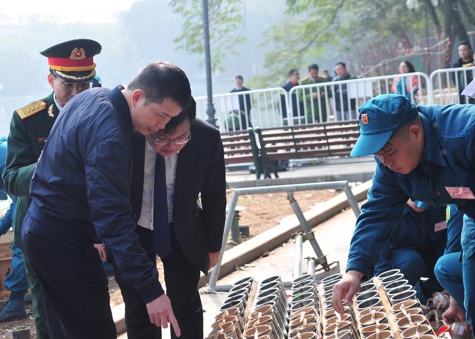 Chủ tịch UBND TP Trần Sỹ Thanh kiểm tra trận địa pháo hoa khu vực hồ Hoàn Kiếm