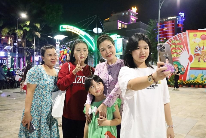 Người dân Cần Thơ đổ về công viên Lưu Hữu Phước và vườn hoa nghệ thuật để lưu lại khoảnh khắc đón chào năm mới. Ảnh: Tô Thắm