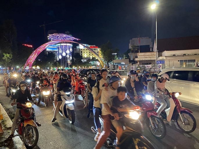 Từ tối 21/1, phương tiện tham gia giao thông tại Công viên Lưu Hữu Phước, nơi diễn ra chương trình nghệ thuật đón năm mới đã bắt đầu tăng dần, có dầu hiệu ùn tắc. Ảnh: Tô Thắm