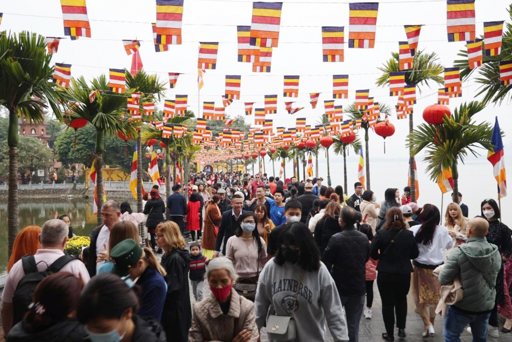 Hàng trăm người đổ về chùa Trấn Quốc (Q.Tây Hồ, Hà Nội) cúng lễ trong chiều mùng 1 tết Nguyên đán Quý Mão 2023